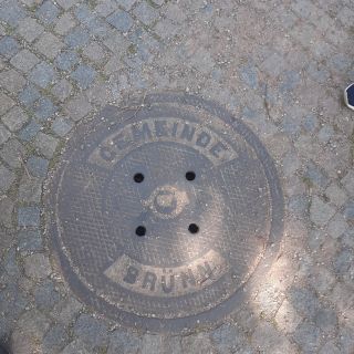 Ein Relikt aus der Monarchie - ein deutschsprachiger Kanaldeckel in der Nähe des Doms